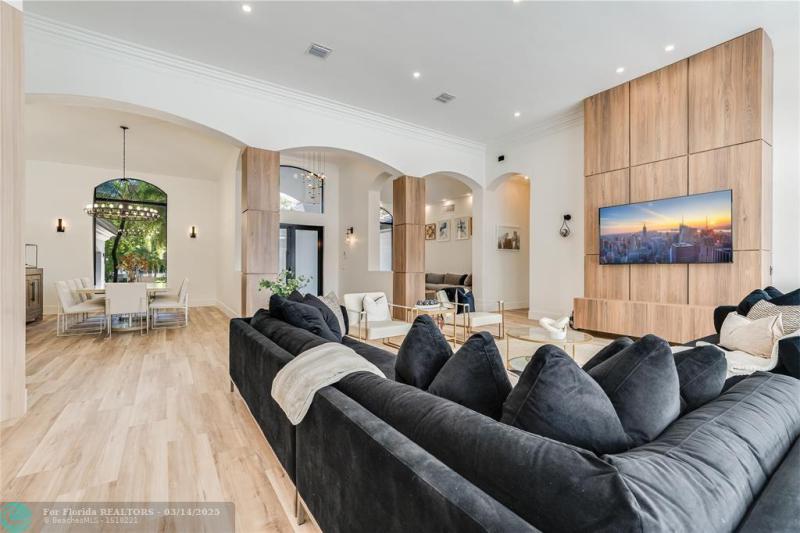  Single Family Homes Photo 9: 1110 N Southlake Dr.  Hollywood,  FL 33019