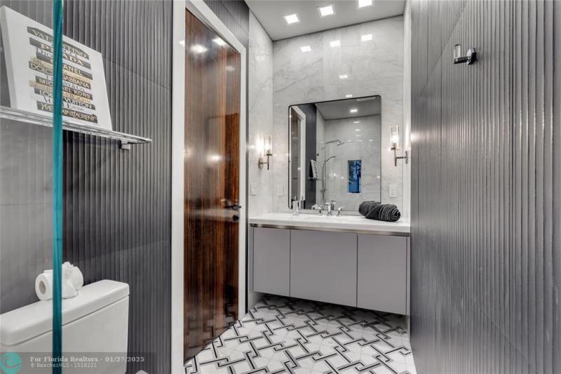  Single Family Homes Photo 32: 520 San Marco Dr  Fort Lauderdale,  FL 33301