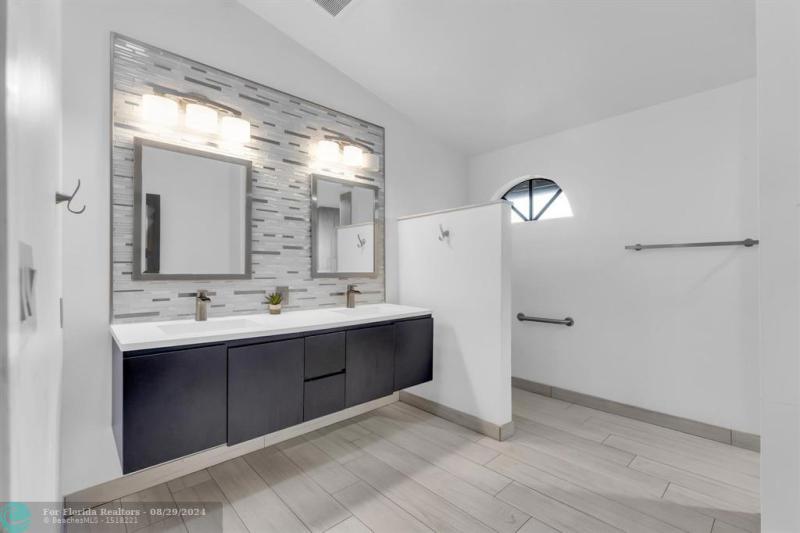  Single Family Homes Photo 7: 7660 NW 23 STREET  Margate,  FL 33063