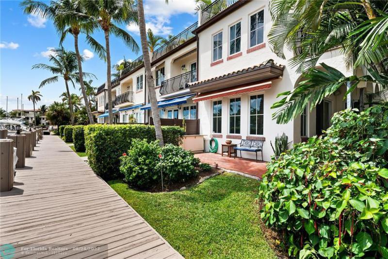  Condo & Townhome Photos