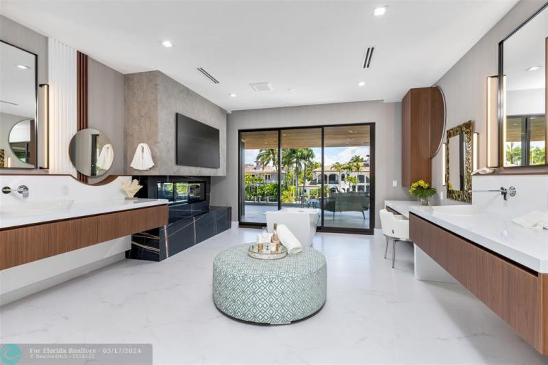  Single Family Homes Photo 32: 2733 NE 16th St  Fort Lauderdale,  FL 33304