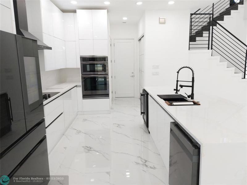  Single Family Homes Photo 8: 254 SW 12th St  Dania Beach,  FL 33004