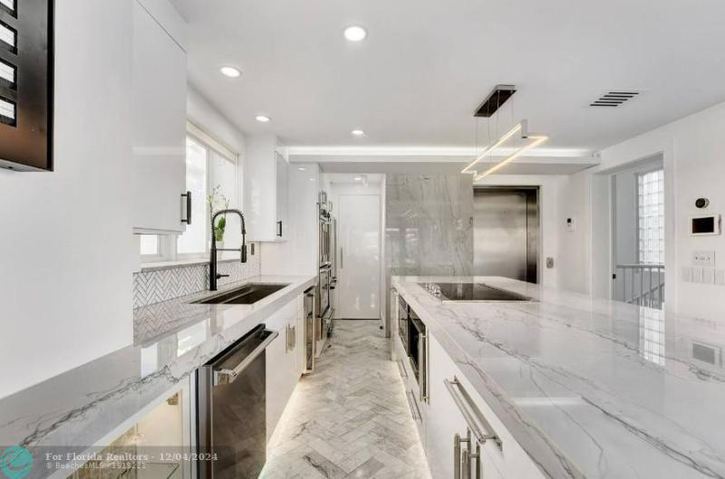  Single Family Homes Photo 30: 124 11th St  Miami Beach,  FL 33139