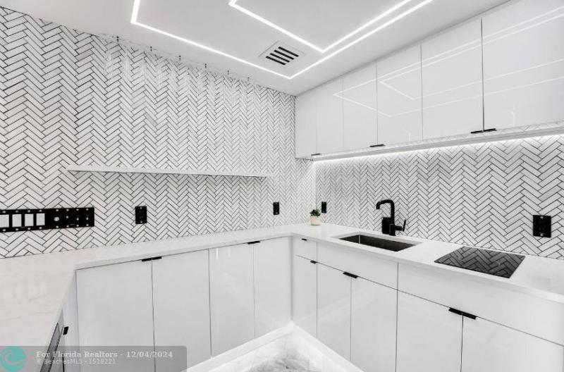  Single Family Homes Photo 42: 124 11th St  Miami Beach,  FL 33139