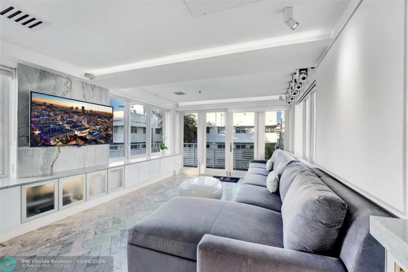  Single Family Homes Photo 9: 124 11th St  Miami Beach,  FL 33139
