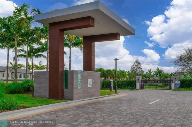  Single Family Homes Photo 4: 4669 Pinehurst Trl  Oakland Park,  FL 33309