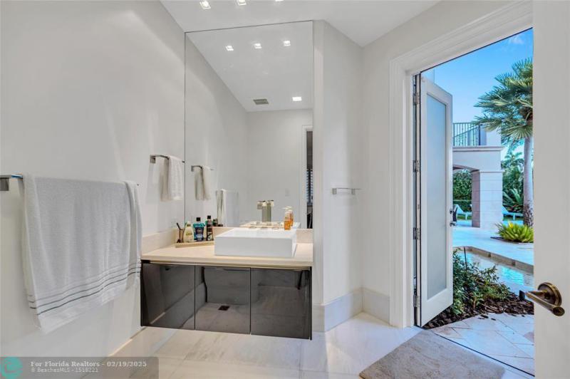  Single Family Homes Photo 39: 38 Isla Bahia Dr  Fort Lauderdale,  FL 33316