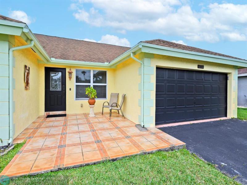  Single Family Homes Photo 11: 11731 NW 40th Pl  Sunrise,  FL 33323