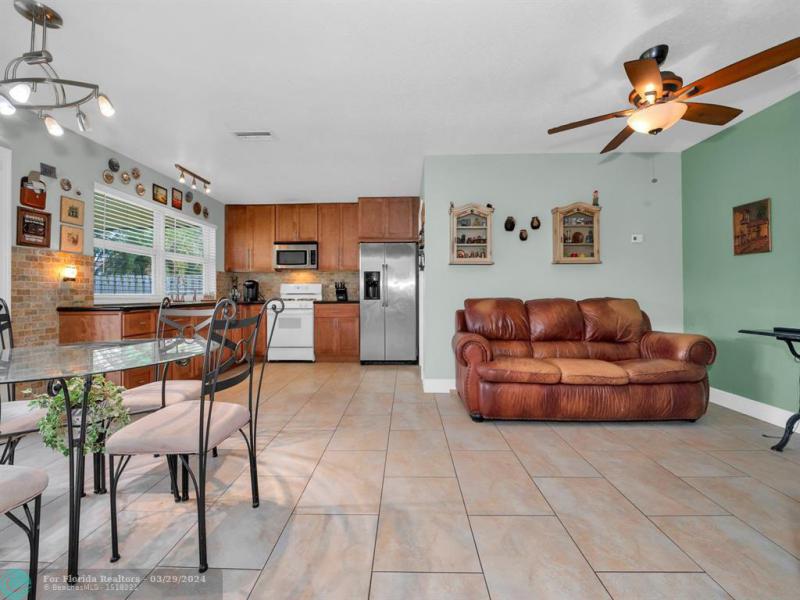  Single Family Homes Photo 15: 11731 NW 40th Pl  Sunrise,  FL 33323