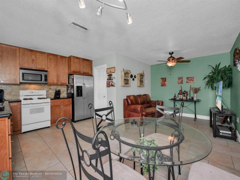  Single Family Homes Photo 16: 11731 NW 40th Pl  Sunrise,  FL 33323