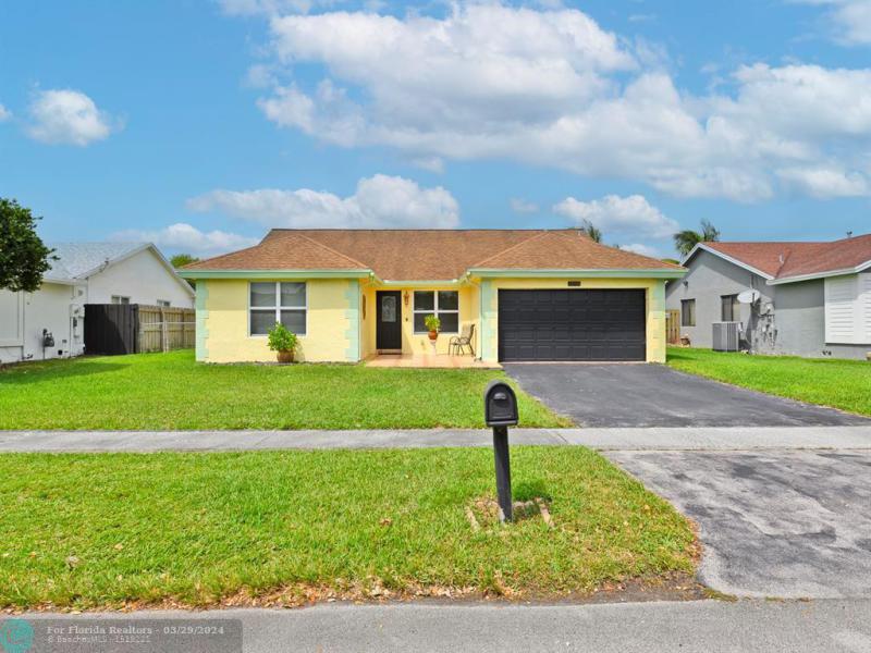  Single Family Homes Photo 2: 11731 NW 40th Pl  Sunrise,  FL 33323