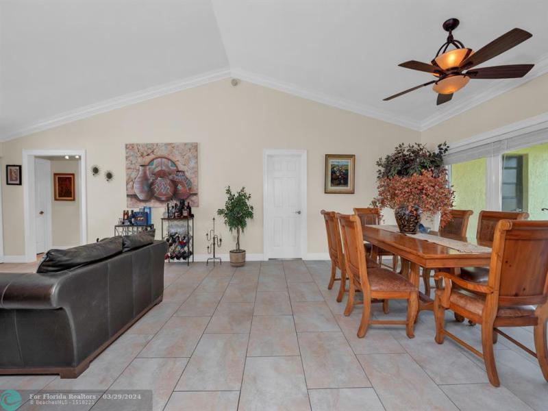  Single Family Homes Photo 5: 11731 NW 40th Pl  Sunrise,  FL 33323