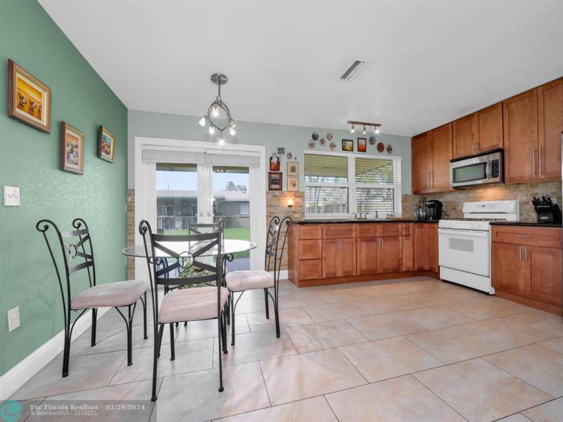  Single Family Homes Photo 6: 11731 NW 40th Pl  Sunrise,  FL 33323