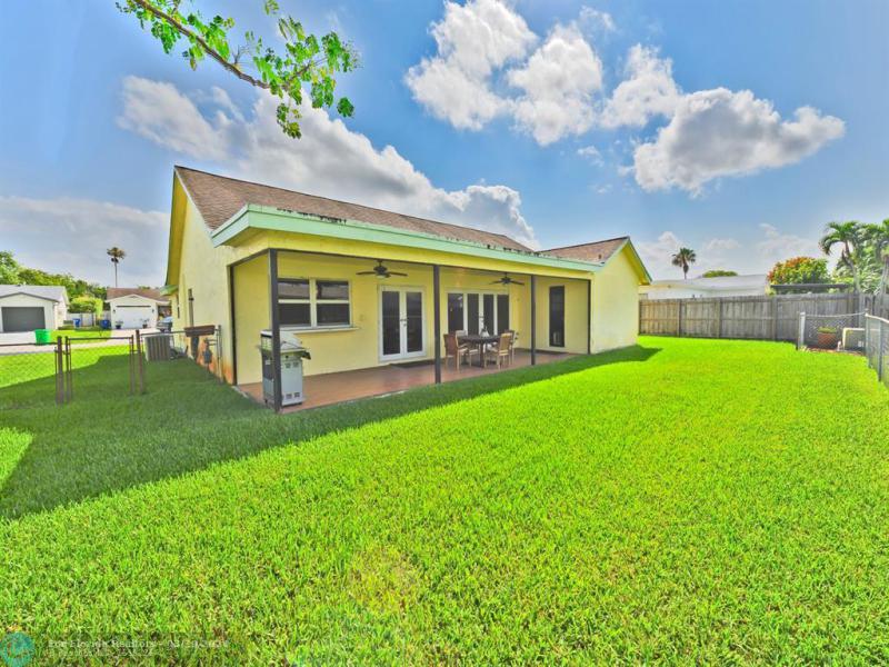 Single Family Homes Photo 8: 11731 NW 40th Pl  Sunrise,  FL 33323