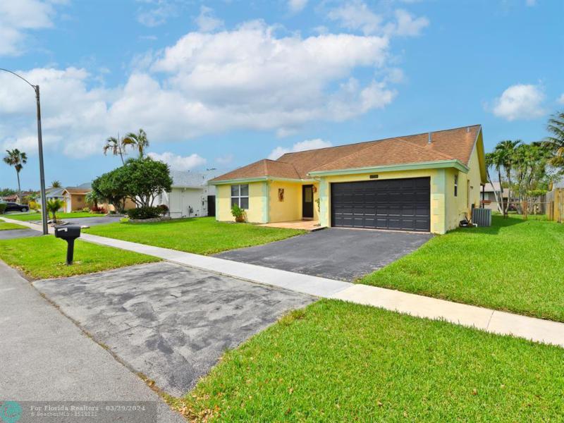  Single Family Homes Photo 9: 11731 NW 40th Pl  Sunrise,  FL 33323