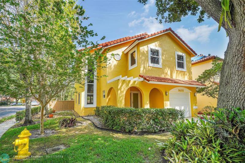  Single Family Homes Photo 3: 9833 NW 5th Ct  Plantation,  FL 33324