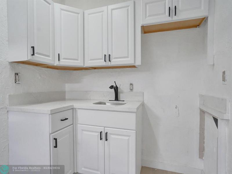  Single Family Homes Photo 10: 2808 NW 4th St  Pompano Beach,  FL 33069