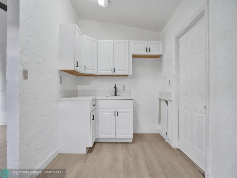  Single Family Homes Photo 8: 2808 NW 4th St  Pompano Beach,  FL 33069