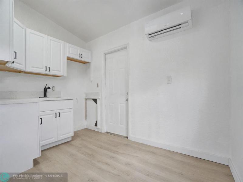  Single Family Homes Photo 9: 2808 NW 4th St  Pompano Beach,  FL 33069