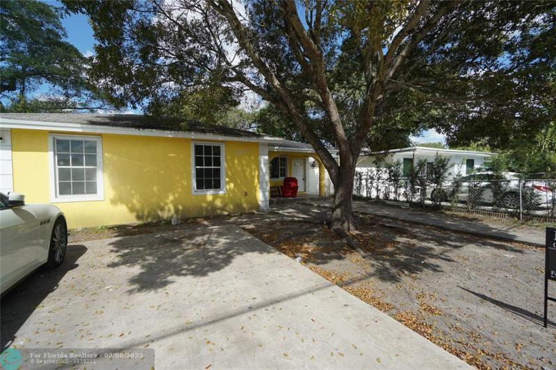  Single Family Homes Photo 23: 2035 NW 52nd St  Miami,  FL 33142