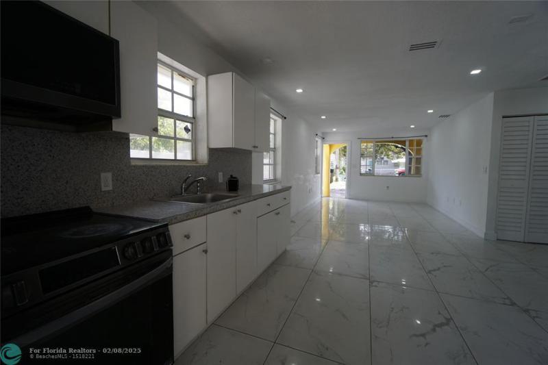  Single Family Homes Photo 9: 2035 NW 52nd St  Miami,  FL 33142