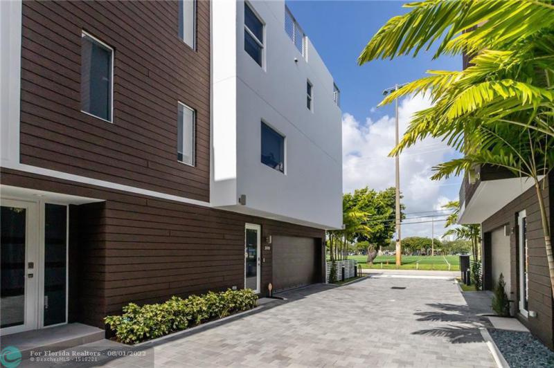  Condo & Townhome Photos