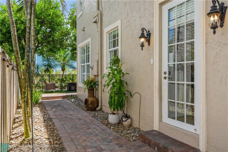  Condo & Townhome Photos