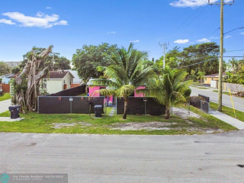  Single Family Homes Photo 8: 6170 Garfield St  Hollywood,  FL 33024