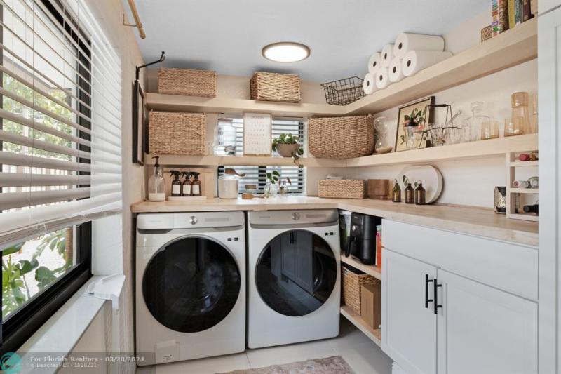  Single Family Homes Photo 10: 4010 NW 8th Ter  Fort Lauderdale,  FL 33309