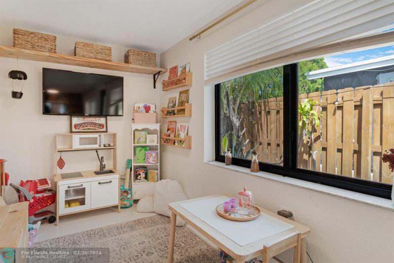  Single Family Homes Photo 11: 4010 NW 8th Ter  Fort Lauderdale,  FL 33309