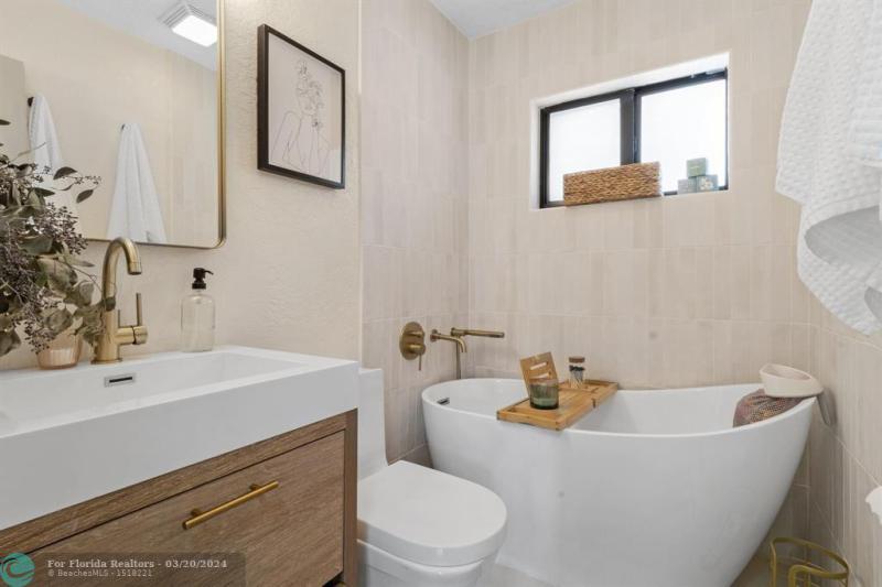  Single Family Homes Photo 16: 4010 NW 8th Ter  Fort Lauderdale,  FL 33309