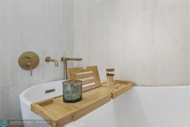  Single Family Homes Photo 17: 4010 NW 8th Ter  Fort Lauderdale,  FL 33309