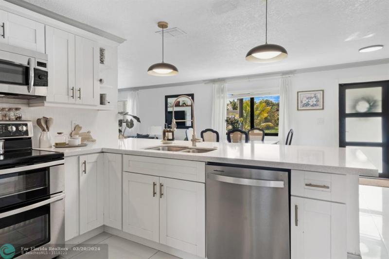  Single Family Homes Photo 5: 4010 NW 8th Ter  Fort Lauderdale,  FL 33309