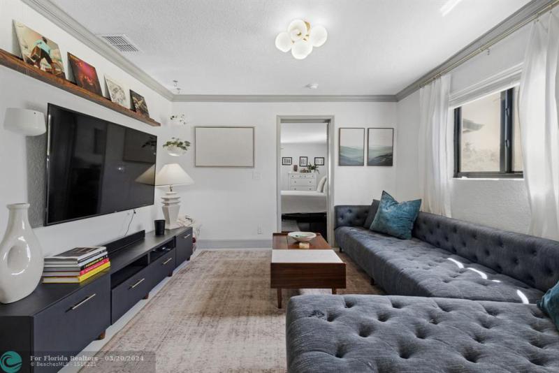  Single Family Homes Photo 9: 4010 NW 8th Ter  Fort Lauderdale,  FL 33309