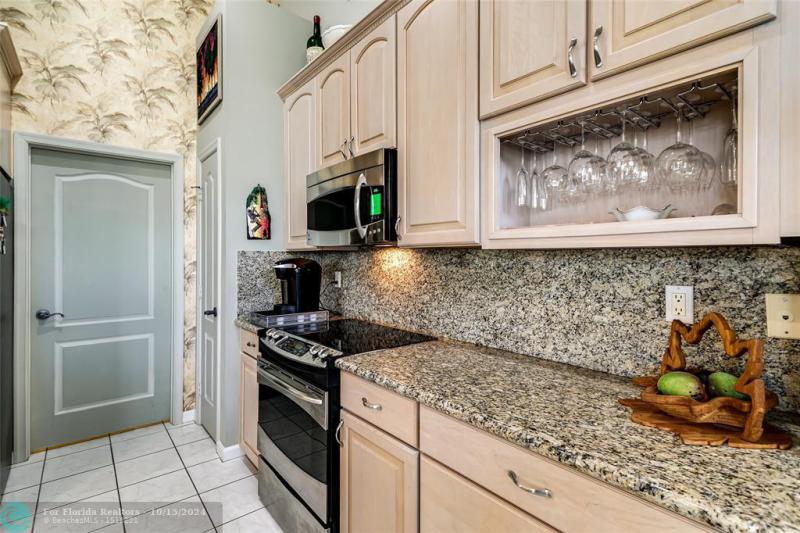  Single Family Homes Photo 8: 1520 SE 4th Ct  Deerfield Beach,  FL 33441