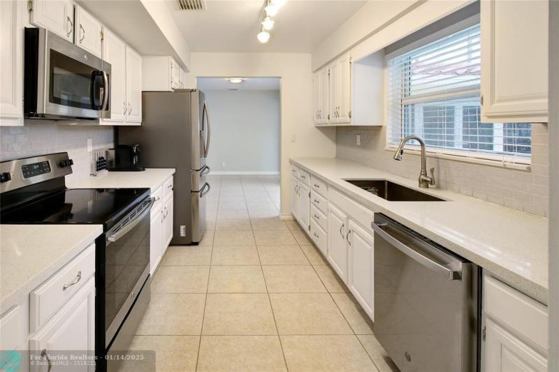  Single Family Homes Photo 10: 1215 SE 11th Ave  Deerfield Beach,  FL 33441