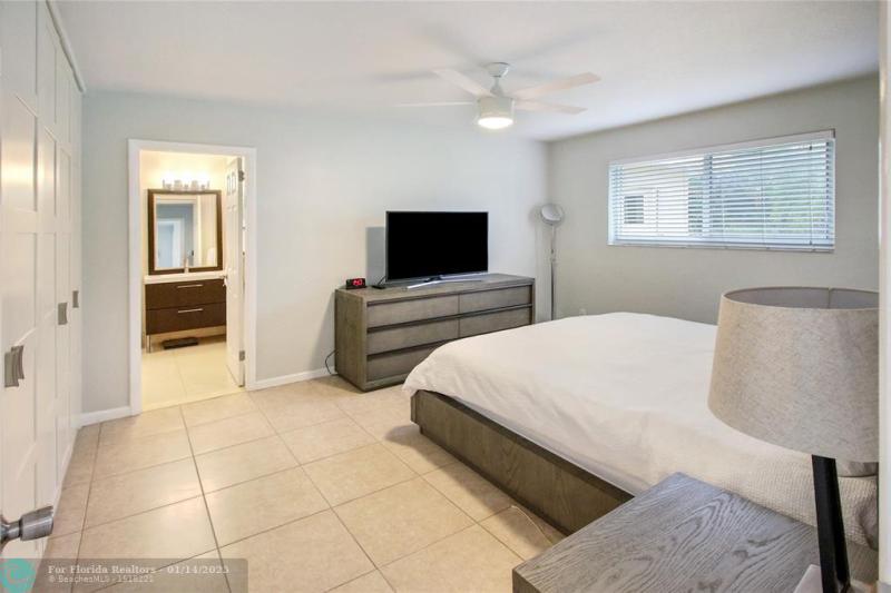  Single Family Homes Photo 11: 1215 SE 11th Ave  Deerfield Beach,  FL 33441