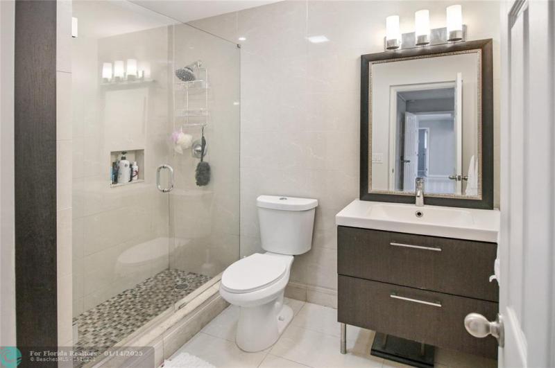  Single Family Homes Photo 13: 1215 SE 11th Ave  Deerfield Beach,  FL 33441