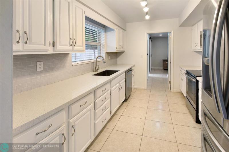  Single Family Homes Photo 9: 1215 SE 11th Ave  Deerfield Beach,  FL 33441