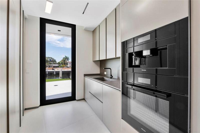  Single Family Homes Photo 21: 2880 NE 28th St  Fort Lauderdale,  FL 33306