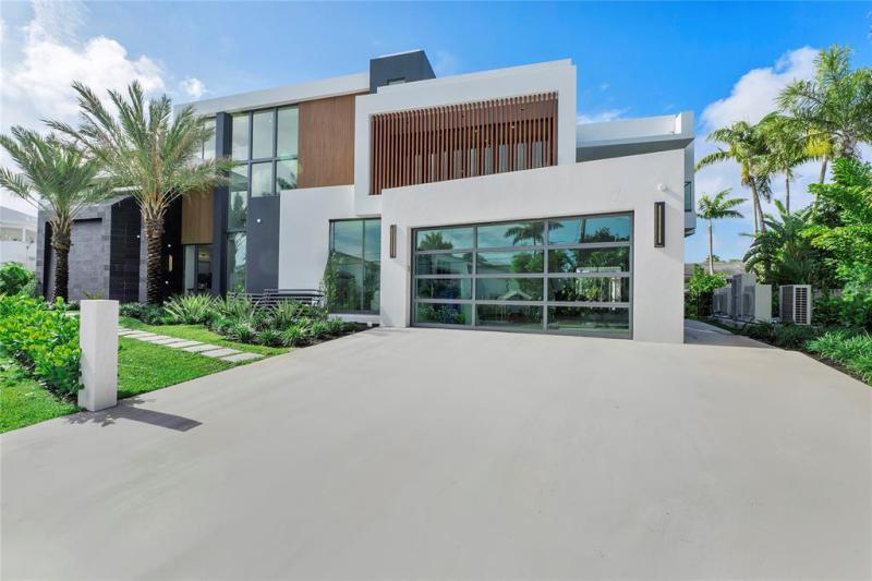  Single Family Homes Photo 4: 2880 NE 28th St  Fort Lauderdale,  FL 33306