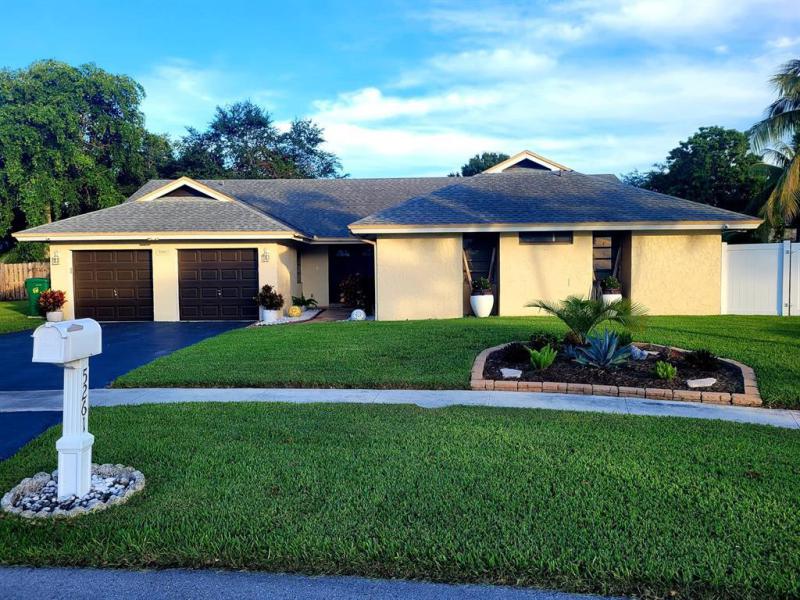  Single Family Homes Photo 3: 5261 NW 87th Ave  Lauderhill,  FL 33351