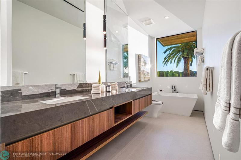  Single Family Homes Photo 27: 4460 NE 31st Ave  Lighthouse Point,  FL 33064