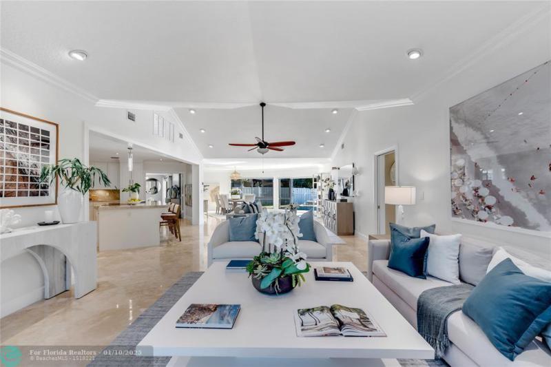  Single Family Homes Photo 6: 1100 SE 15th Ave  Deerfield Beach,  FL 33441