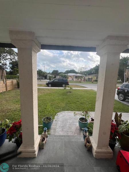  Single Family Homes Photo 4: 6381 SW 39th St  Miami,  FL 33155