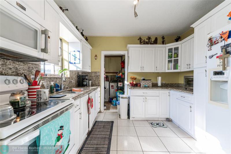  Single Family Homes Photo 10: 4430 NW 25th St  Lauderhill,  FL 33313
