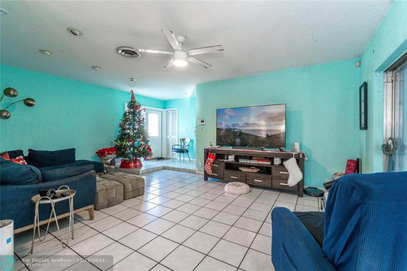  Single Family Homes Photo 15: 4430 NW 25th St  Lauderhill,  FL 33313