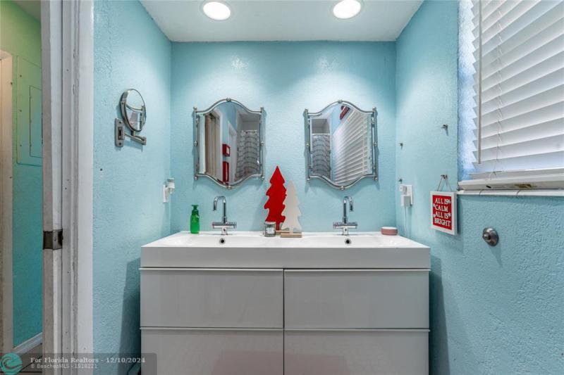  Single Family Homes Photo 9: 4430 NW 25th St  Lauderhill,  FL 33313