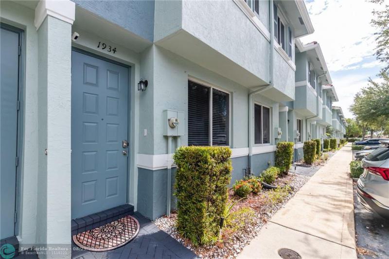  Condo & Townhome Photos