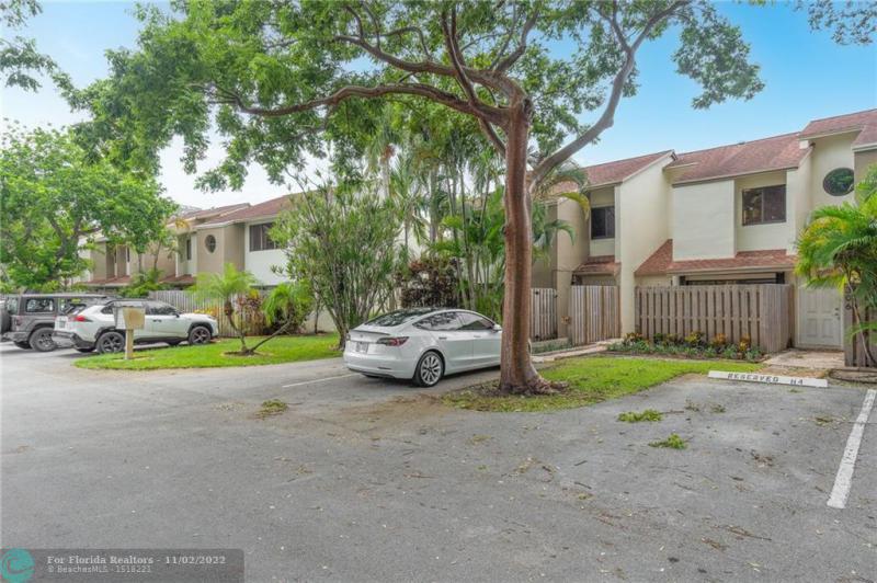  Condo & Townhome Photos